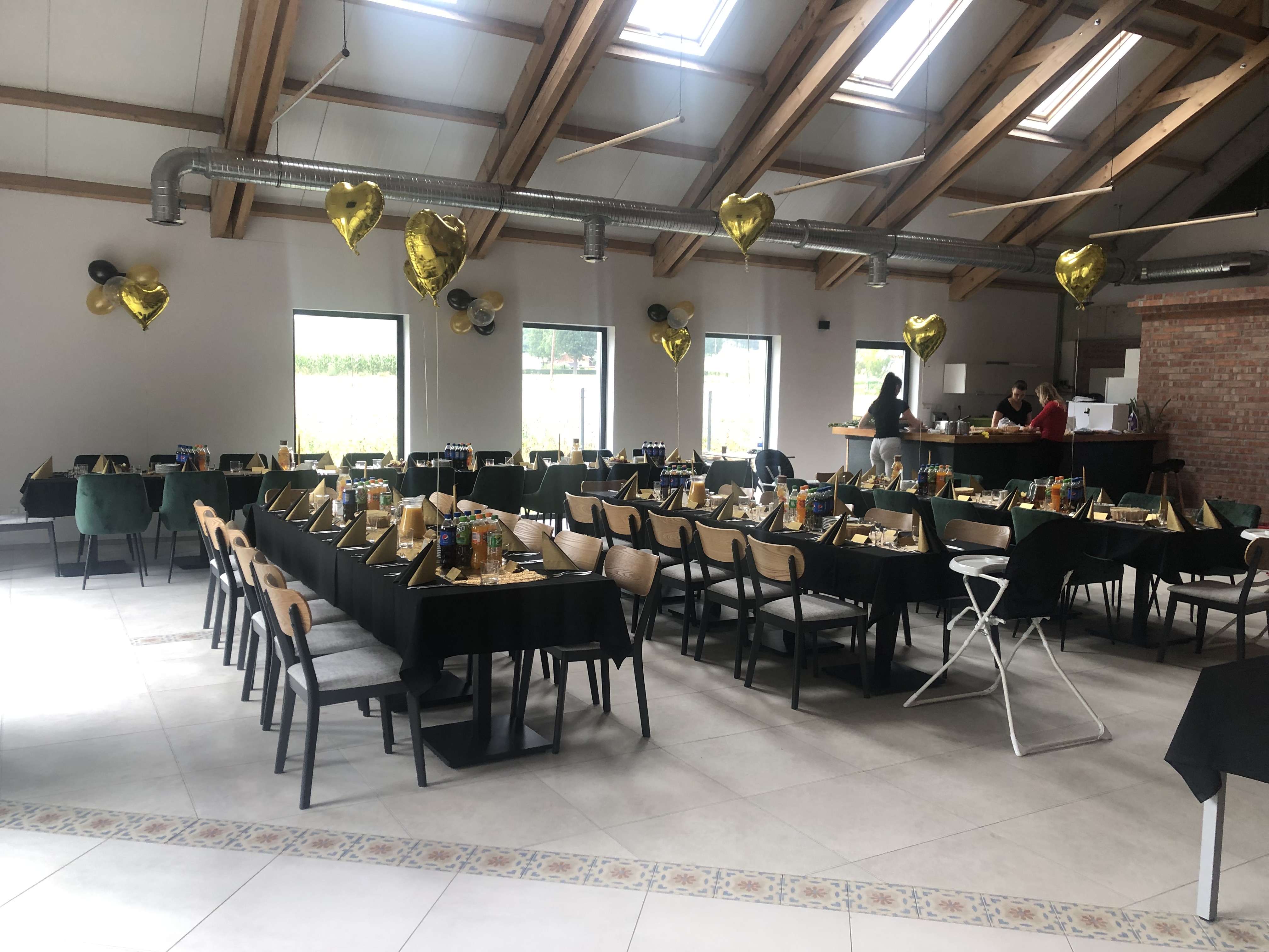 Ilustracja sali wydarzeń w stylu industrialnym